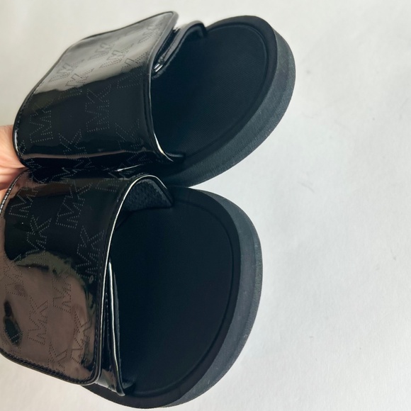 New Michael Kors Black Patent Leather Signature Logo Rubber Outsole Flip Flops - Picture 10 of 14